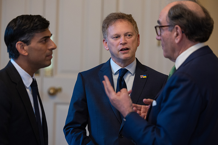Galan, Sunak &amp; Siemens talk with each other at the UK Global Investment Summit in London.
